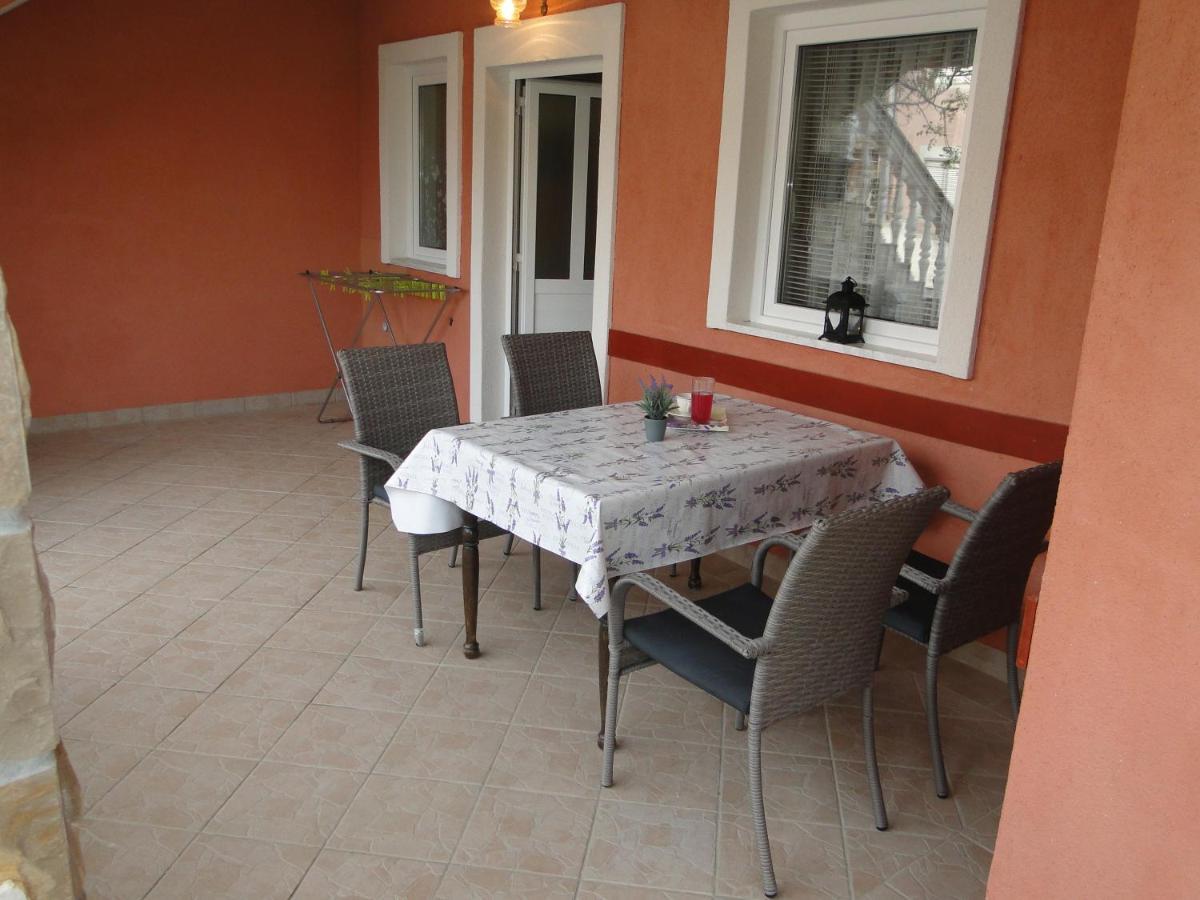 Suzi Apartment Vir